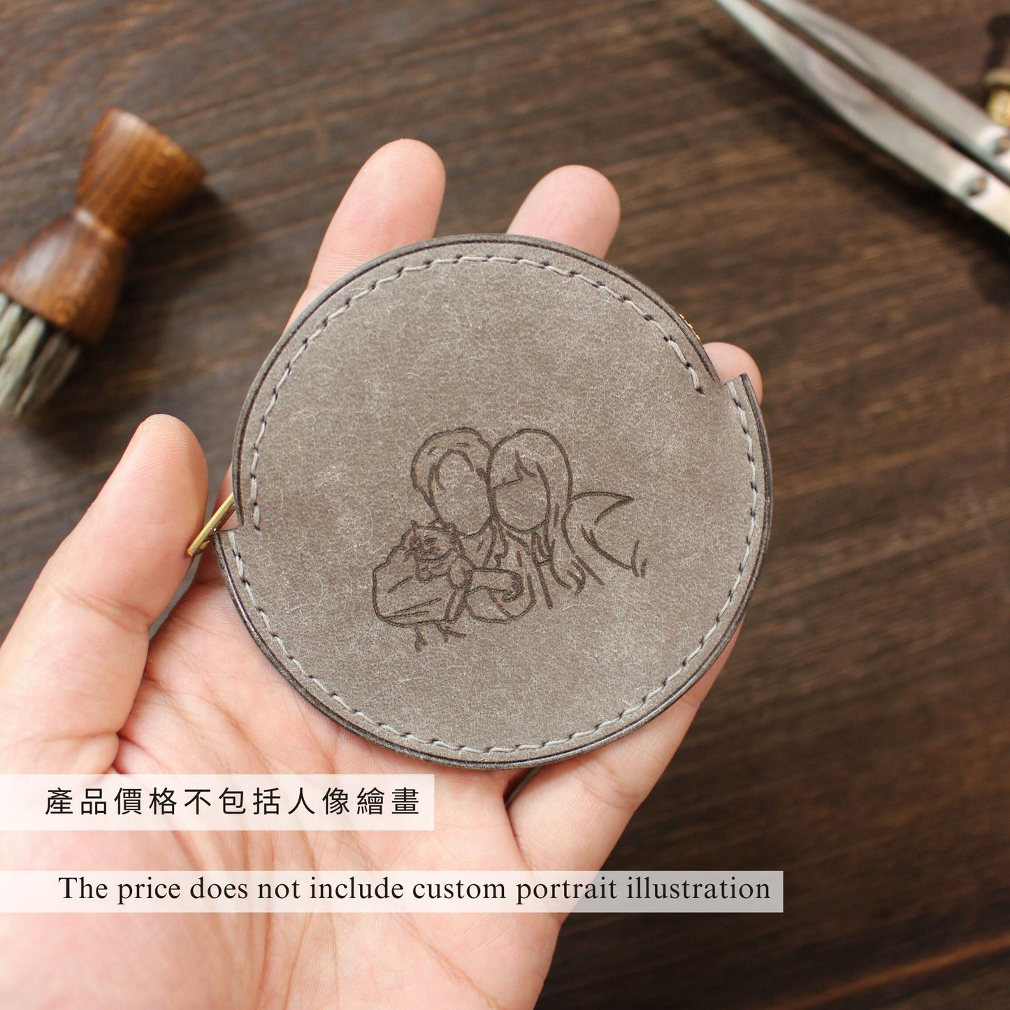 Hato Leather 極簡圓形散銀包，展示磨砂灰色植鞣皮革質感