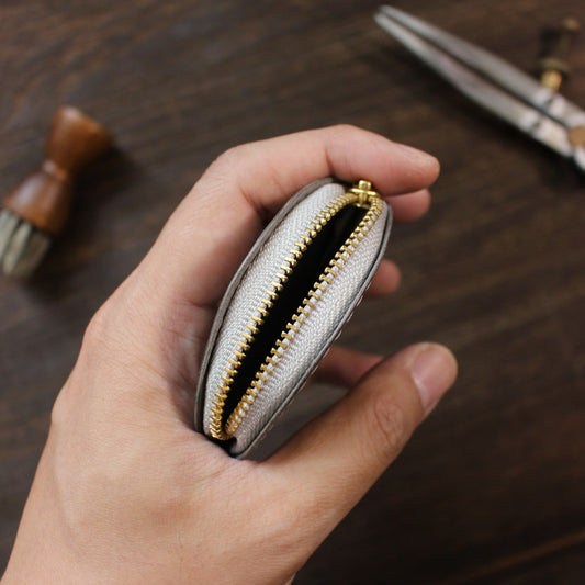 Hato Leather 極簡圓形散銀包拉鏈位，展示磨砂灰色植鞣皮革質感