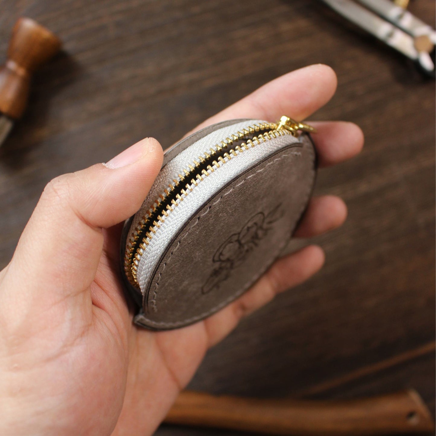 Hato Leather 極簡圓形散銀包拉鏈位，展示磨砂灰色植鞣皮革質感