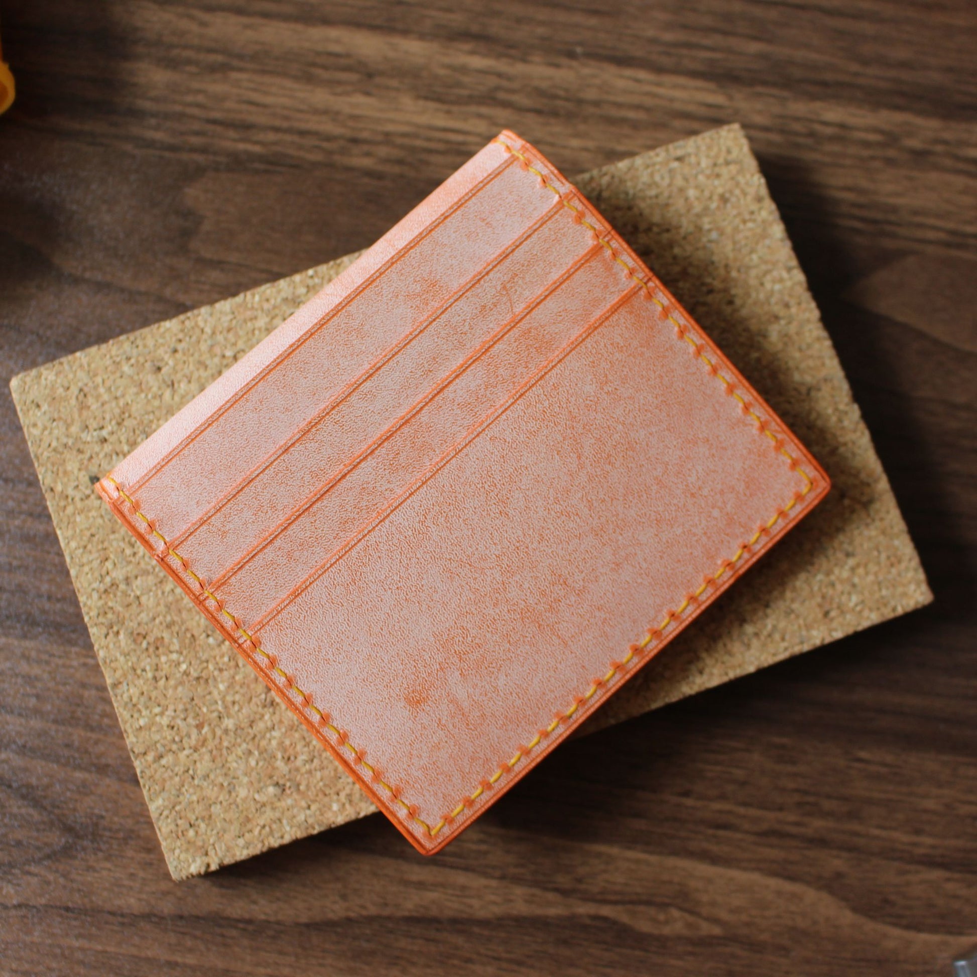 Fold 08 皮革銀包外層細節，8個卡位設計 - Hato Leather