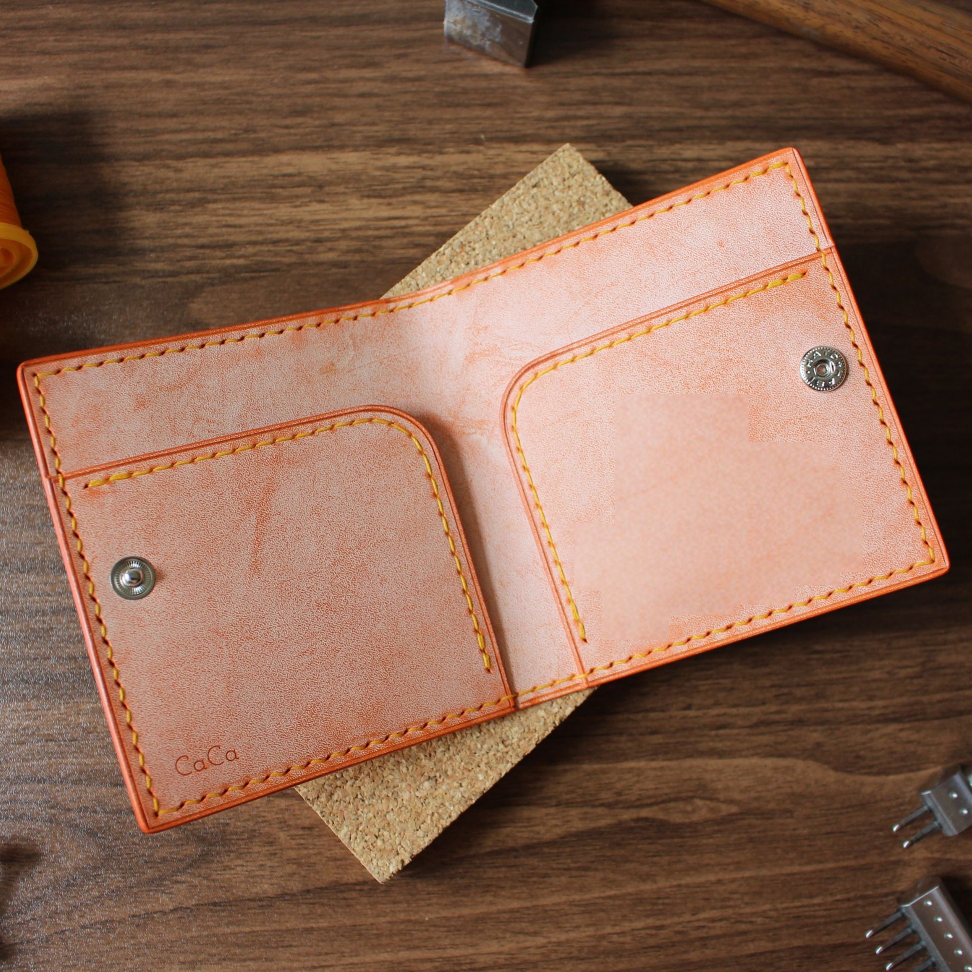 Fold 08 銀包內裏細節，啪鈕安全收納設計 - Hato Leather