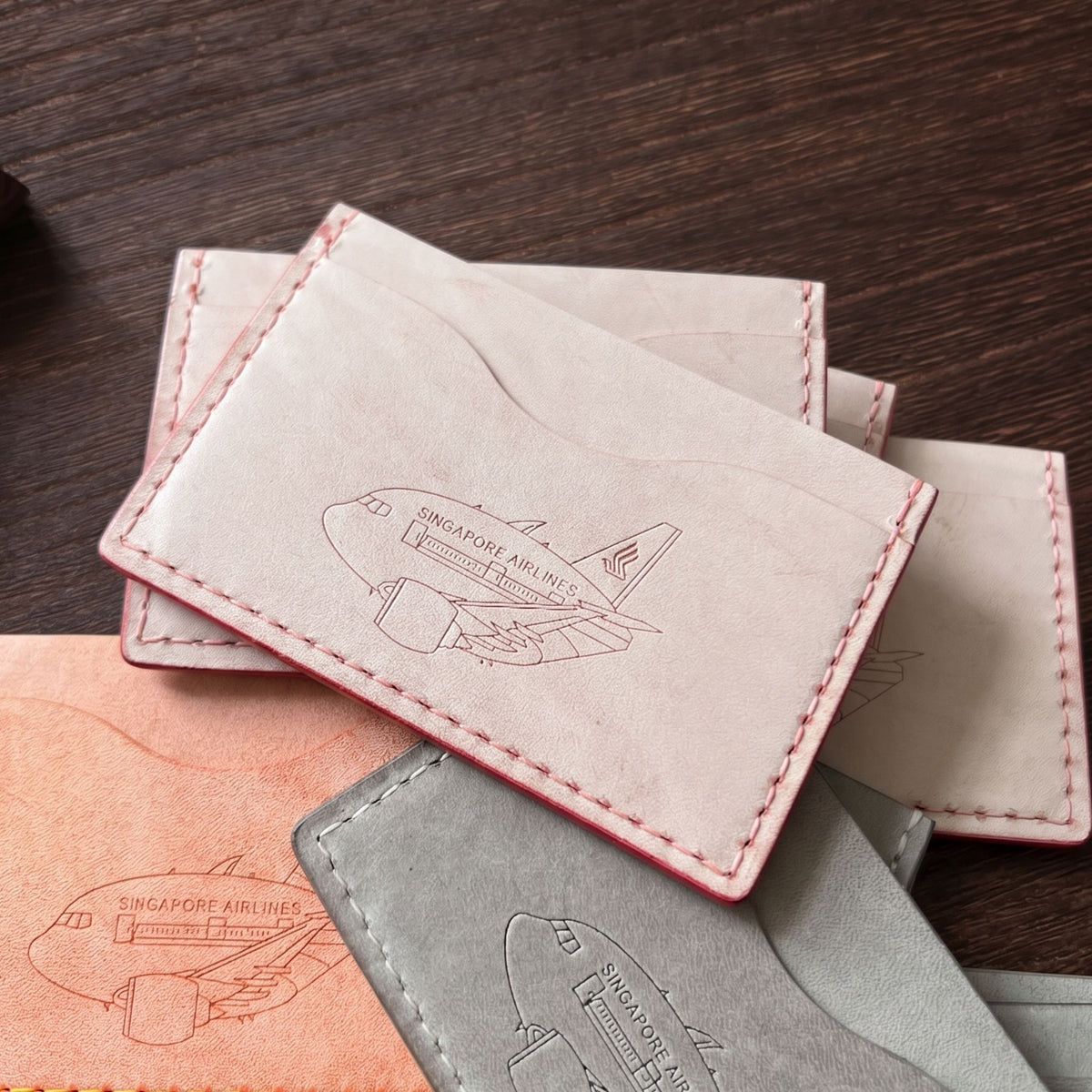 HATO Leather 推薦品牌禮物：皮革卡套，印上航空公司標誌，適合航空公司、商務會議、旅行社及企業活動作為高質感商務禮品。