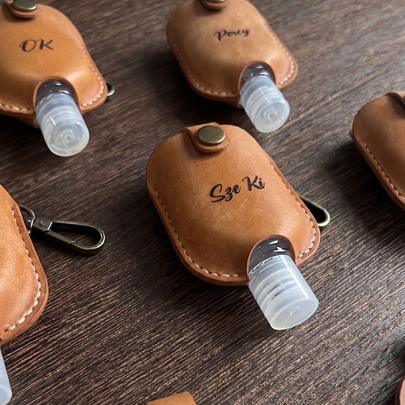 HATO Leather 訂製皮革禮物，可刻上名字，適合作為公司員工散水禮物、婚宴回禮或團體紀念品。