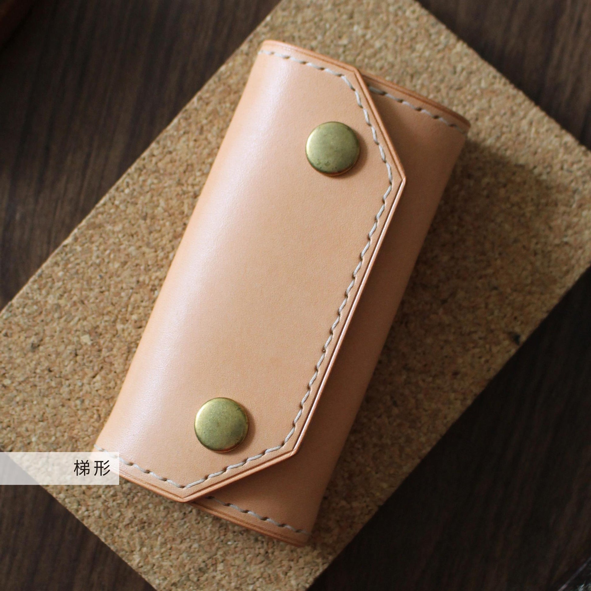 HATO Leather 六扣皮革鎖匙包，展示原色植鞣牛皮設計