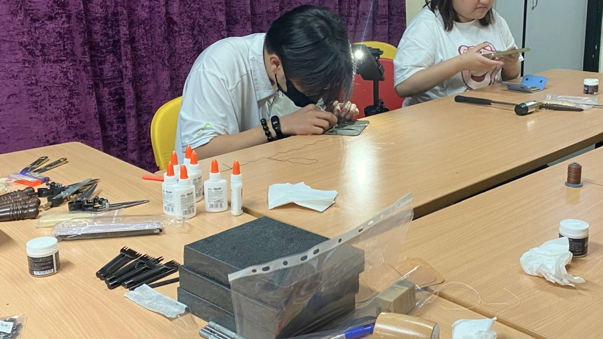 社福機構學生在皮革工作坊中完成手工製品