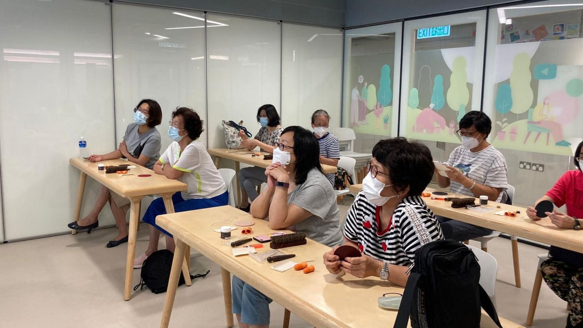 婦女團隊聽皮革班導師的講解