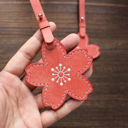 HATO Leather 皮革櫻花行李牌，展示淡粉色皮革